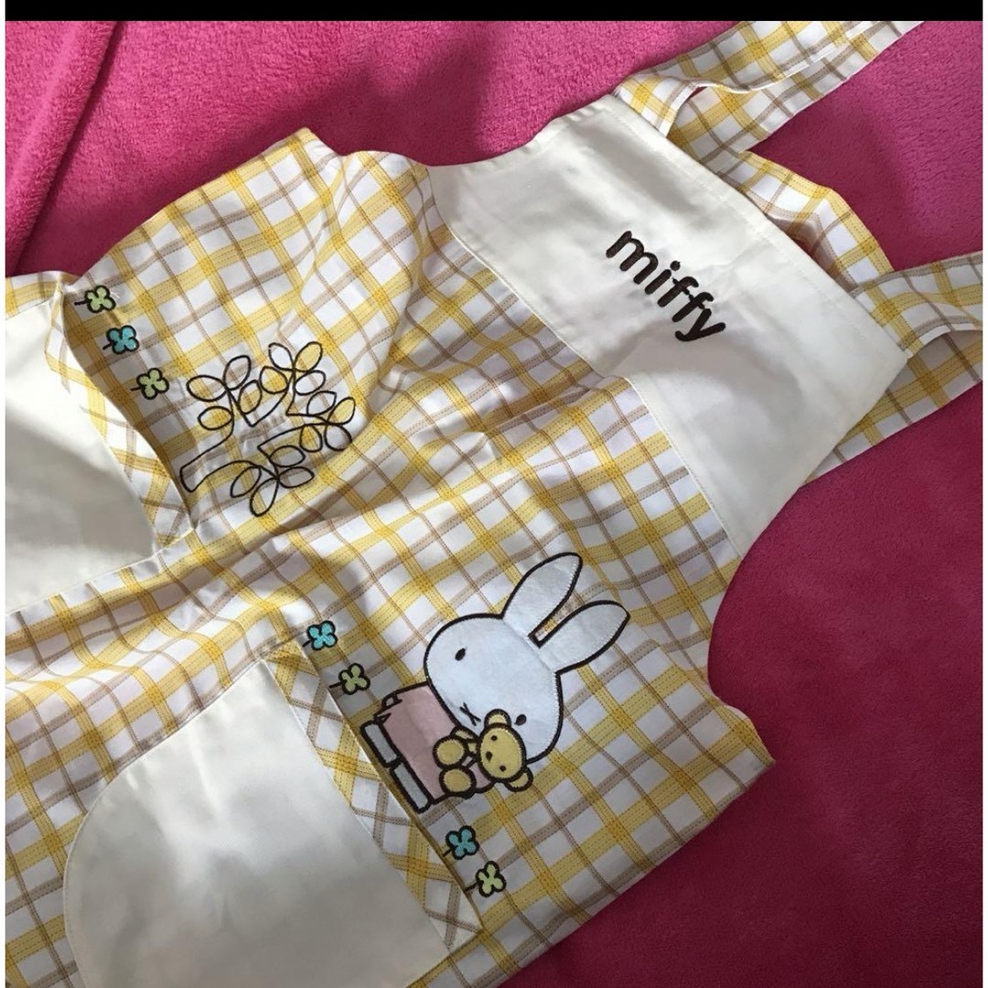 miffy(ミッフィー)のミッフィー  エプロン　黄色　保育士　チェック柄 キッズ/ベビー/マタニティの授乳/お食事用品(お食事エプロン)の商品写真
