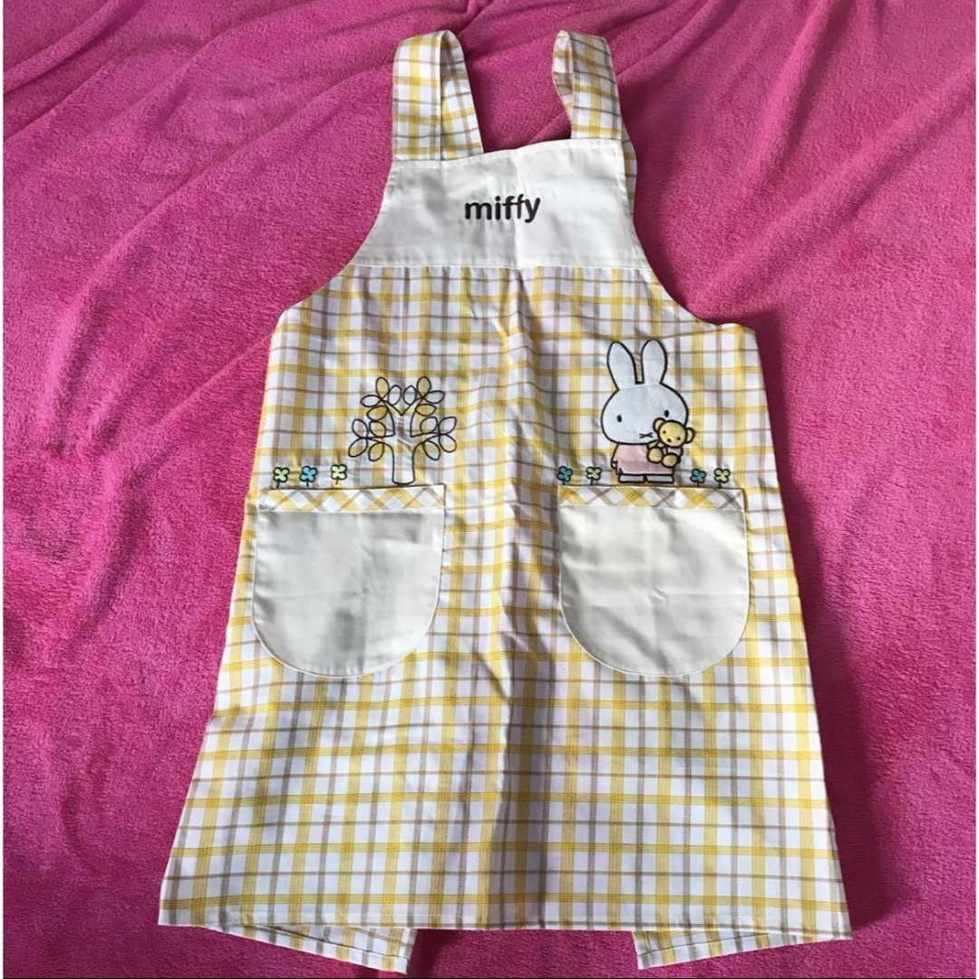 miffy(ミッフィー)のミッフィー  エプロン　黄色　保育士　チェック柄 キッズ/ベビー/マタニティの授乳/お食事用品(お食事エプロン)の商品写真