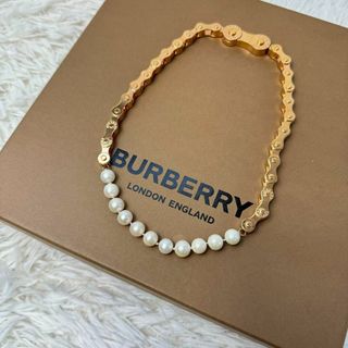 バーバリー(BURBERRY)の【箱付き】Burberry パールネックレス　チェーン　ゴールド　保管袋(ネックレス)