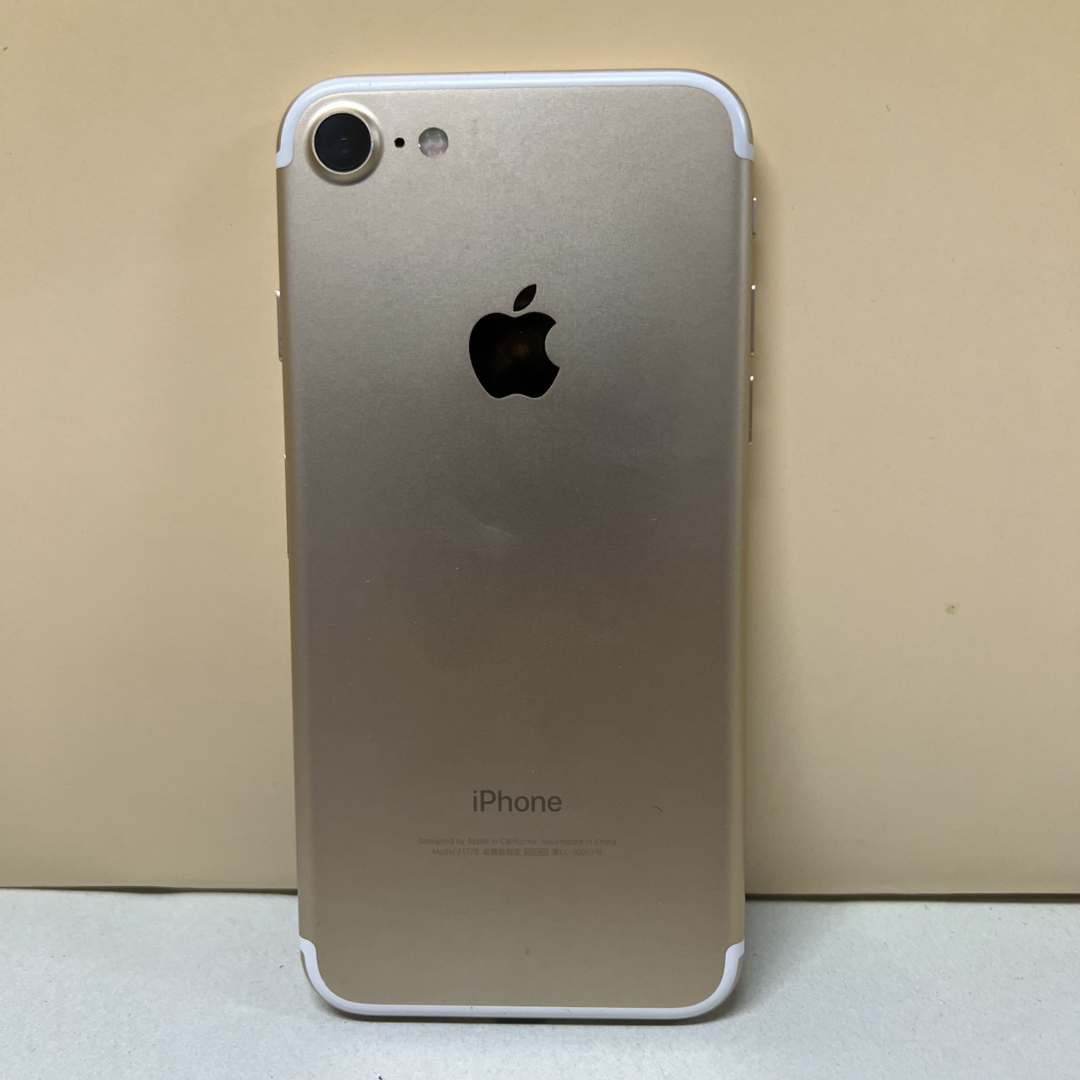 iPhone(アイフォーン)のau iPhone7 128GB ゴールド スマホ/家電/カメラのスマートフォン/携帯電話(スマートフォン本体)の商品写真
