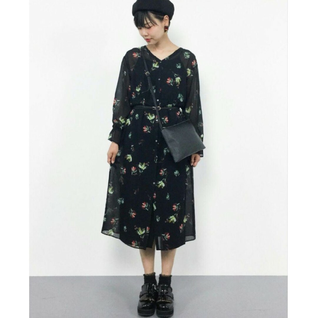 URBAN RESEARCH DOORS(アーバンリサーチドアーズ)の美品♡DOORS ダーク フラワー シフォン ガウン ワンピース　ブラック レディースのワンピース(ロングワンピース/マキシワンピース)の商品写真