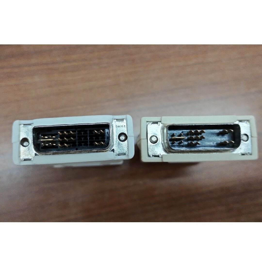 【2個】VGA DVI 変換 アダプター　DVIオス　D-Subメス スマホ/家電/カメラのPC/タブレット(PC周辺機器)の商品写真