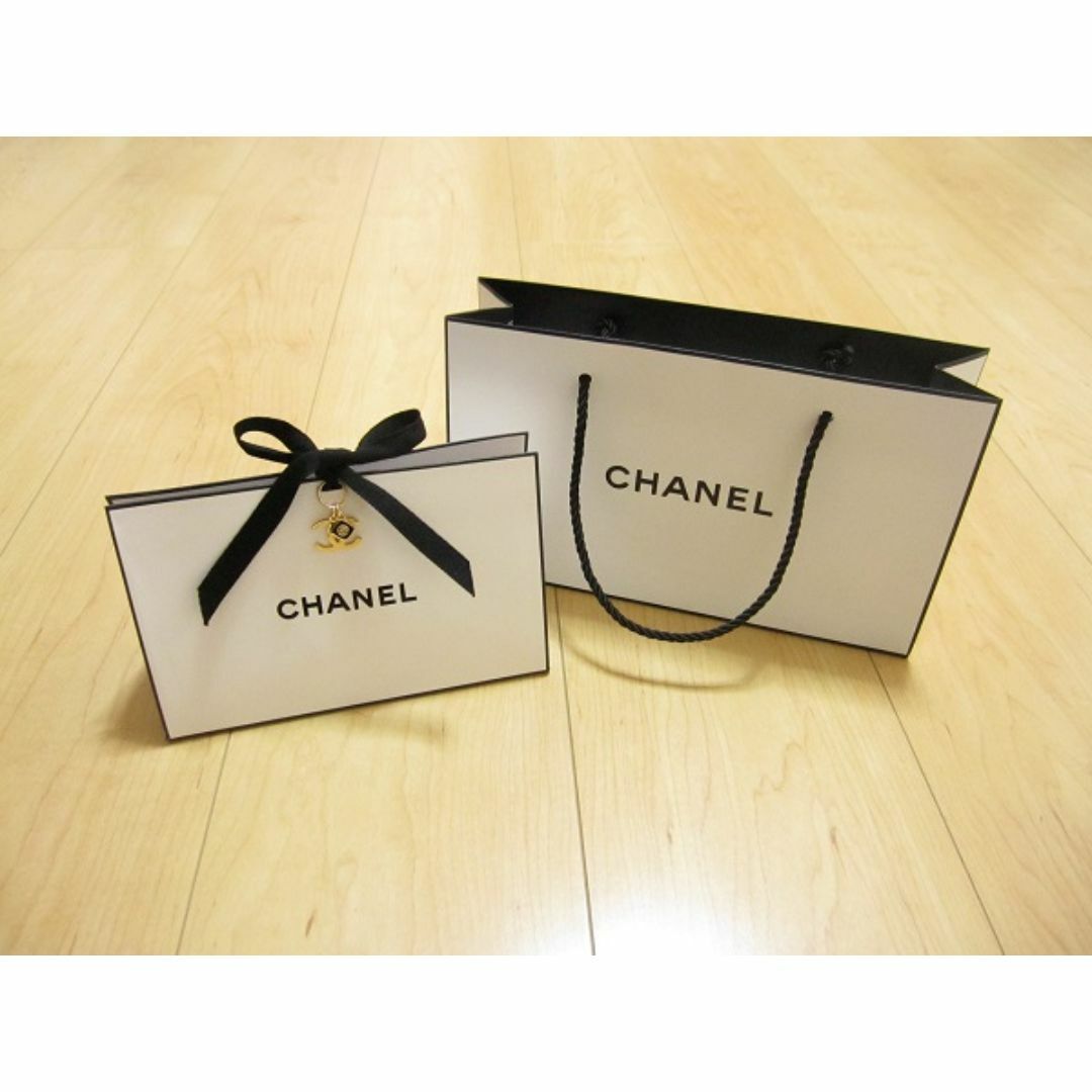 CHANEL(シャネル)のCHANEL シャネル　ショッパー　CCロゴチャーム付きギフトBOX　ホリデー インテリア/住まい/日用品のオフィス用品(ラッピング/包装)の商品写真