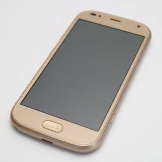 フジツウ(富士通)の超美品 F-01L らくらくスマートフォン me ゴールド  M666(スマートフォン本体)