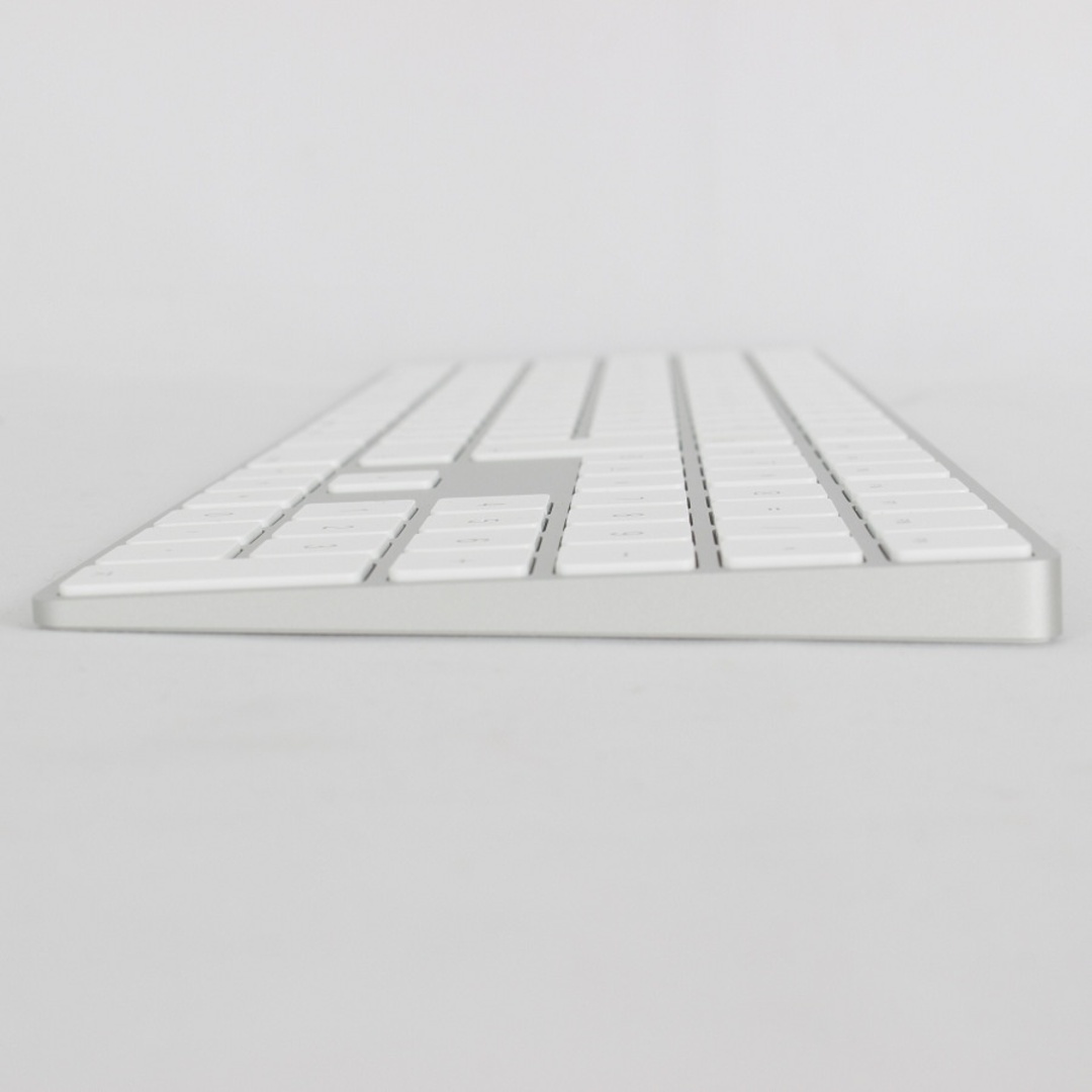 Apple(アップル)の【美品】Apple Magic Keyboard MQ052J/A シルバー テンキー付き JIS マジックキーボード アップル 本体 スマホ/家電/カメラのPC/タブレット(PC周辺機器)の商品写真