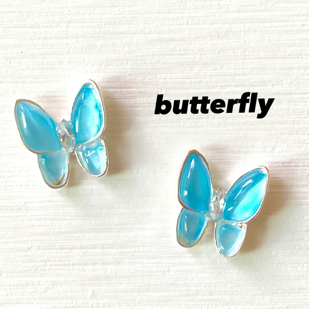 人気のバタフライパーツ 蝶々 ライトブルー✖️シルバー 2個SET コスメ/美容のネイル(ネイル用品)の商品写真