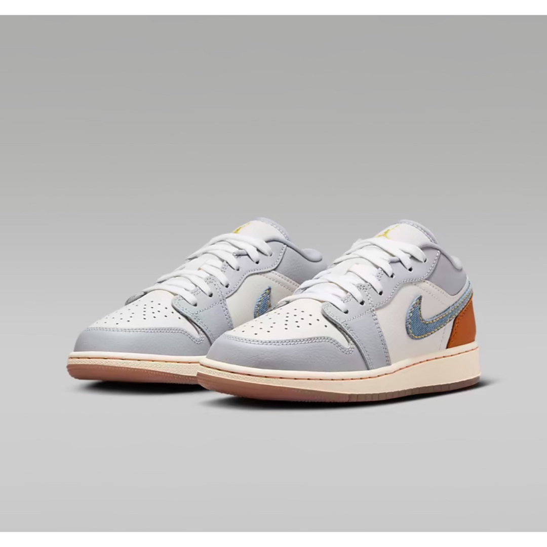 NIKE(ナイキ)のデニム【新品】NIKE  GS  AIR  JORDAN  1  LOW  SE レディースの靴/シューズ(スニーカー)の商品写真