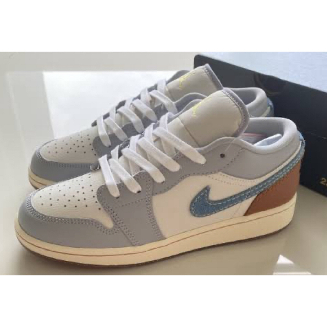 NIKE(ナイキ)のデニム【新品】NIKE GS AIR JORDAN 1 LOW SE レディースの靴/シューズ(スニーカー)の商品写真