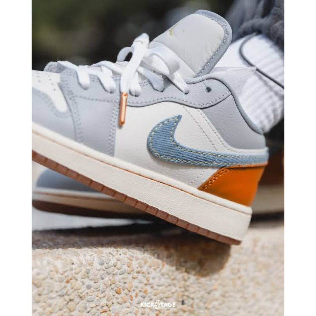 NIKE(ナイキ)のデニム【新品】NIKE GS AIR JORDAN 1 LOW SE レディースの靴/シューズ(スニーカー)の商品写真