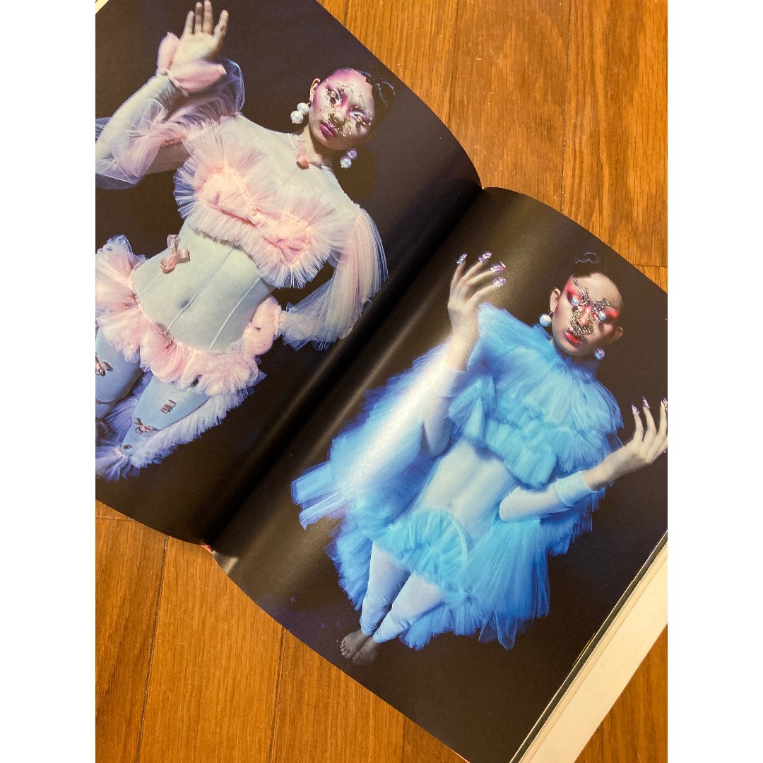 希少　Tim Walker 写真集🇬🇧 エンタメ/ホビーの本(ファッション/美容)の商品写真