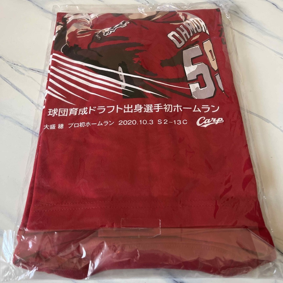 広島東洋カープ(ヒロシマトウヨウカープ)の広島東洋カープ 大盛穂 プロ初HR Tシャツ エンタメ/ホビーのタレントグッズ(スポーツ選手)の商品写真