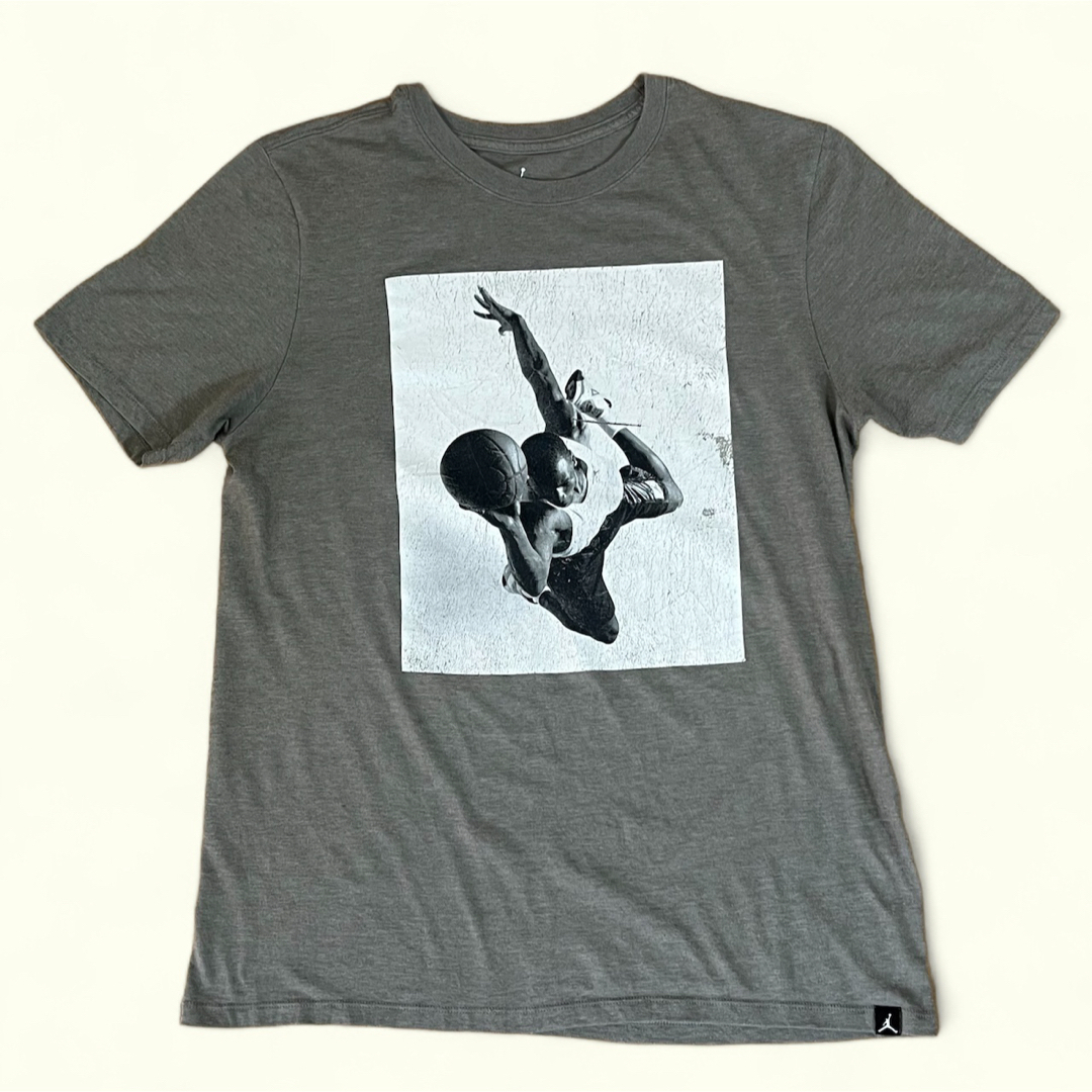 Jordan Brand（NIKE）(ジョーダン)のジョーダン ジャンプマン JORDAN JUMPMAN フォト プリントTシャツ メンズのトップス(Tシャツ/カットソー(半袖/袖なし))の商品写真