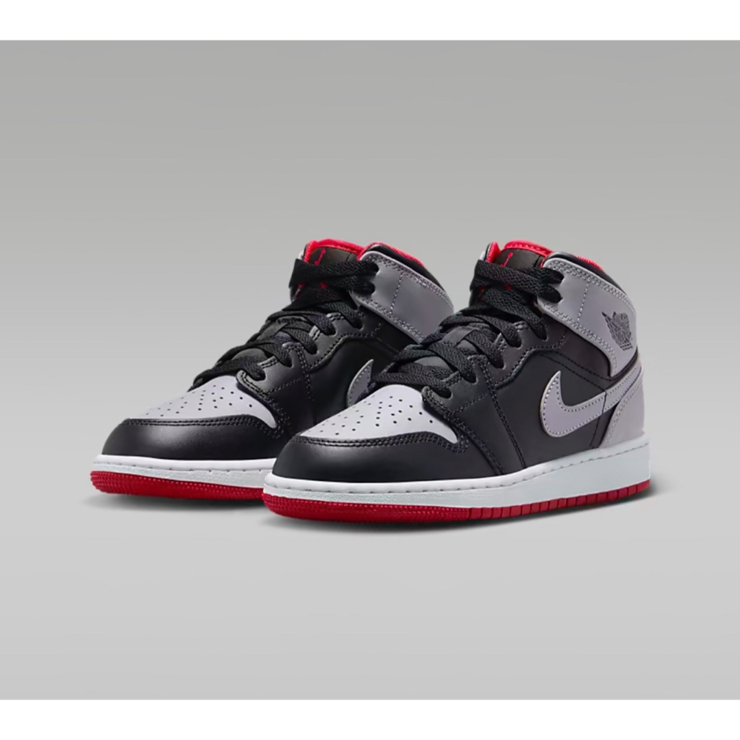 NIKE(ナイキ)の24cm【新品】 NIKE  AIR JORDAN 1 MID GS　黒　グレー レディースの靴/シューズ(スニーカー)の商品写真