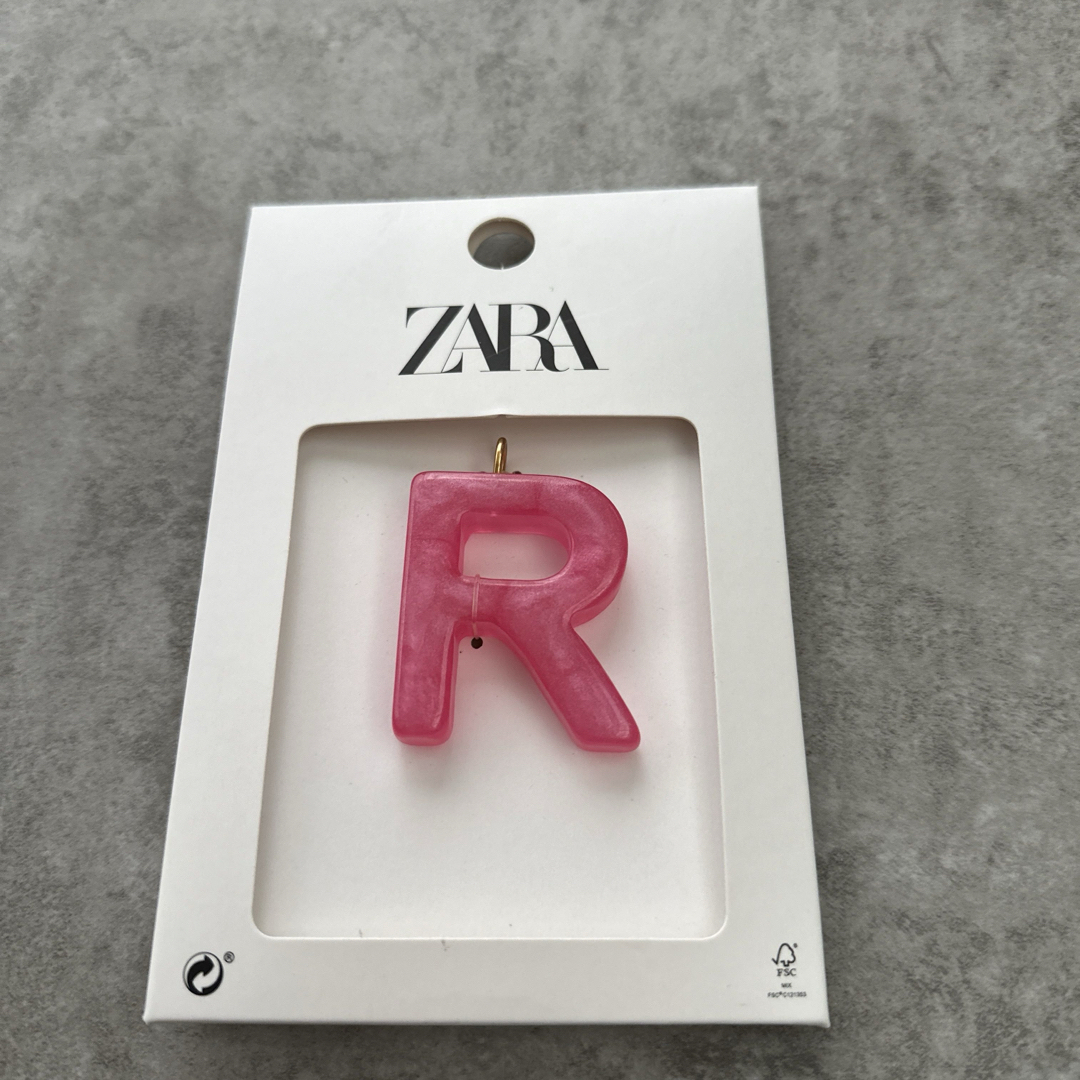 ZARA(ザラ)の新品　4点セット　ネックレス　ブレスレット　キーホルダー　イニシャル レディースのアクセサリー(ネックレス)の商品写真