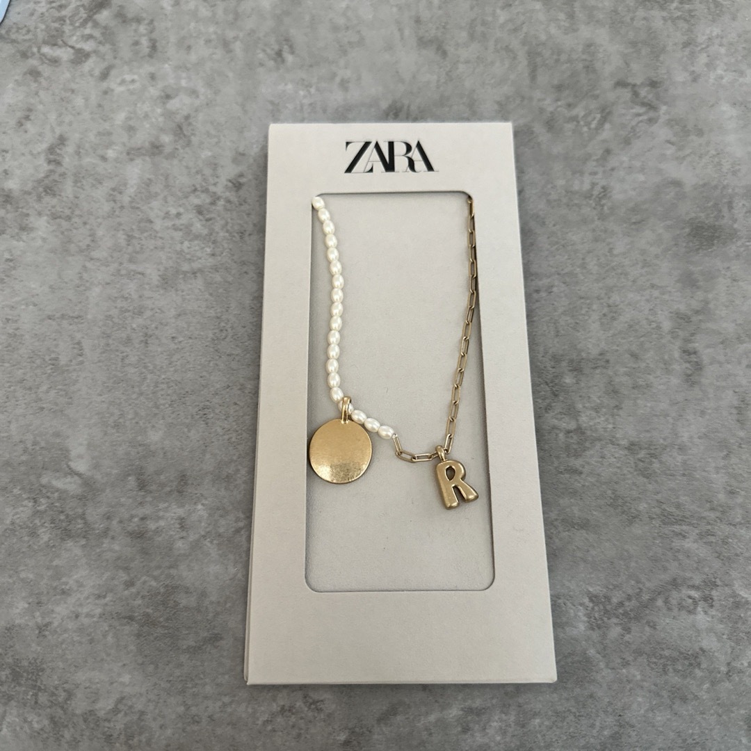 ZARA(ザラ)の新品　4点セット　ネックレス　ブレスレット　キーホルダー　イニシャル レディースのアクセサリー(ネックレス)の商品写真