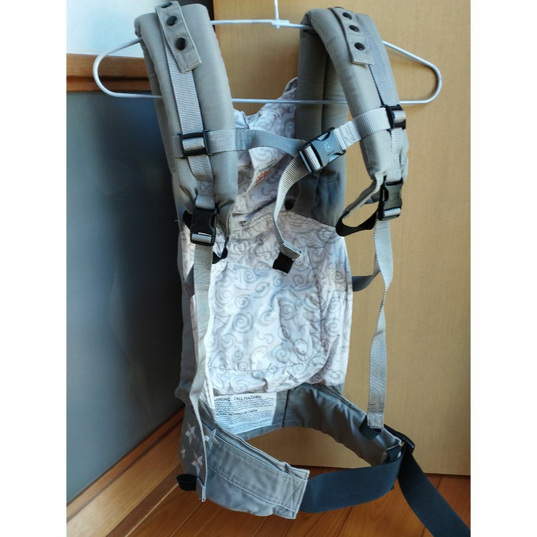 Ergobaby(エルゴベビー)の値下げ中☆エルゴ抱っこ紐インサート付き キッズ/ベビー/マタニティの外出/移動用品(抱っこひも/おんぶひも)の商品写真