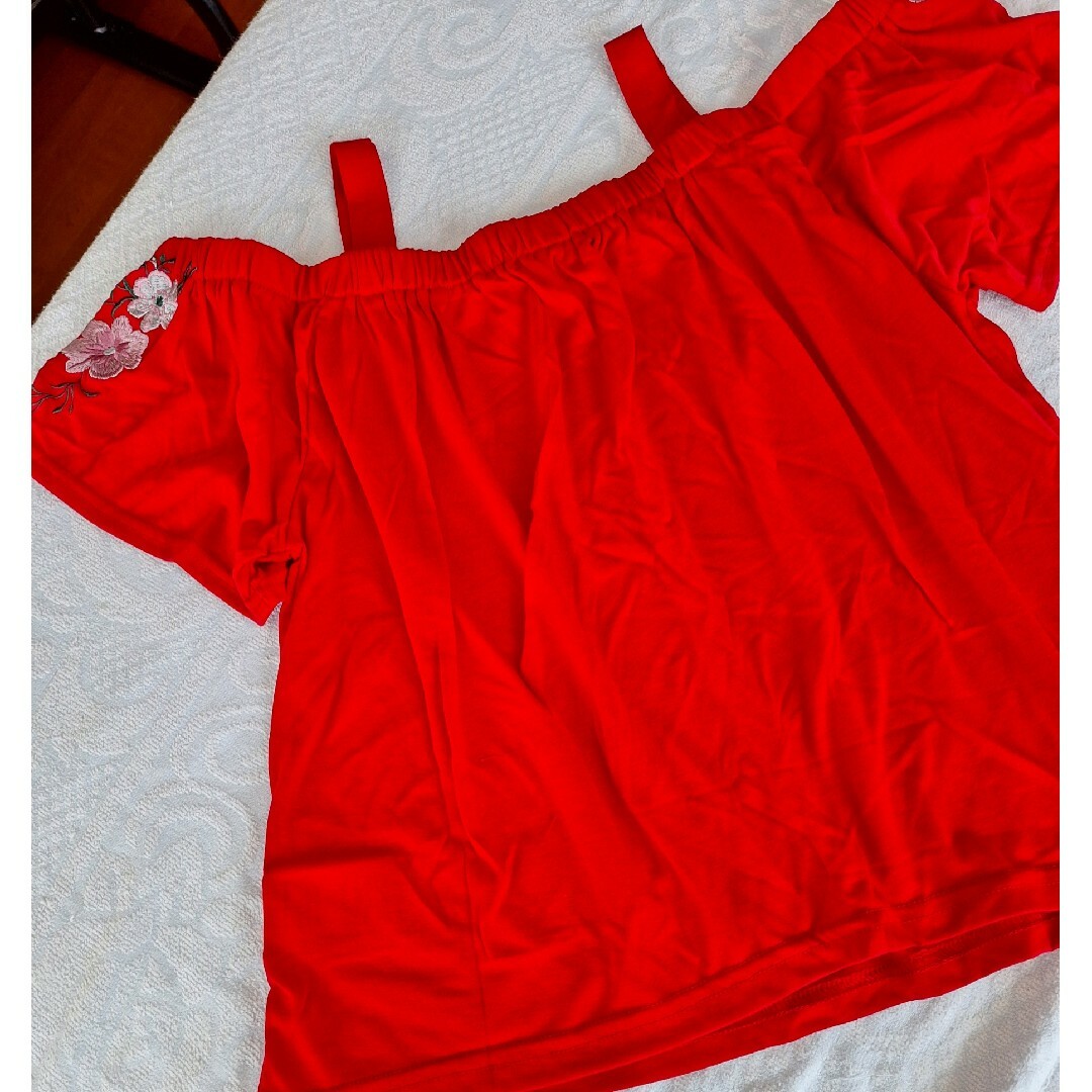 RayCassin(レイカズン)のタグ付き！Ray Cassin 花刺繍オフショルトップス レディースのトップス(Tシャツ(半袖/袖なし))の商品写真