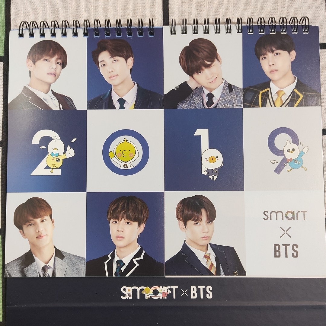 smart BTS コラボ 卓上 カレンダー フォトカード スマート エンタメ/ホビーのタレントグッズ(ミュージシャン)の商品写真