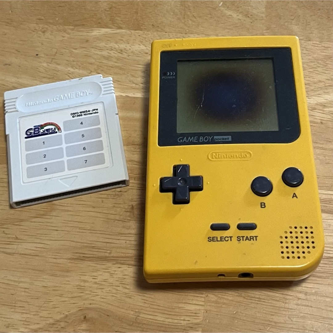 任天堂(ニンテンドウ)のゲームボーイポケット GAME BOY Pocket ジャンク品　GBメモリ付き エンタメ/ホビーのゲームソフト/ゲーム機本体(携帯用ゲーム機本体)の商品写真