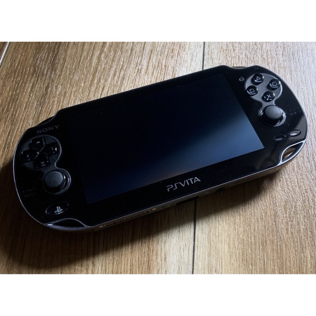 PlayStation Vita(プレイステーションヴィータ)のPS VITA本体《PCH-1000 》SDカード＋充電器・ケースおまけ付 エンタメ/ホビーのゲームソフト/ゲーム機本体(携帯用ゲーム機本体)の商品写真