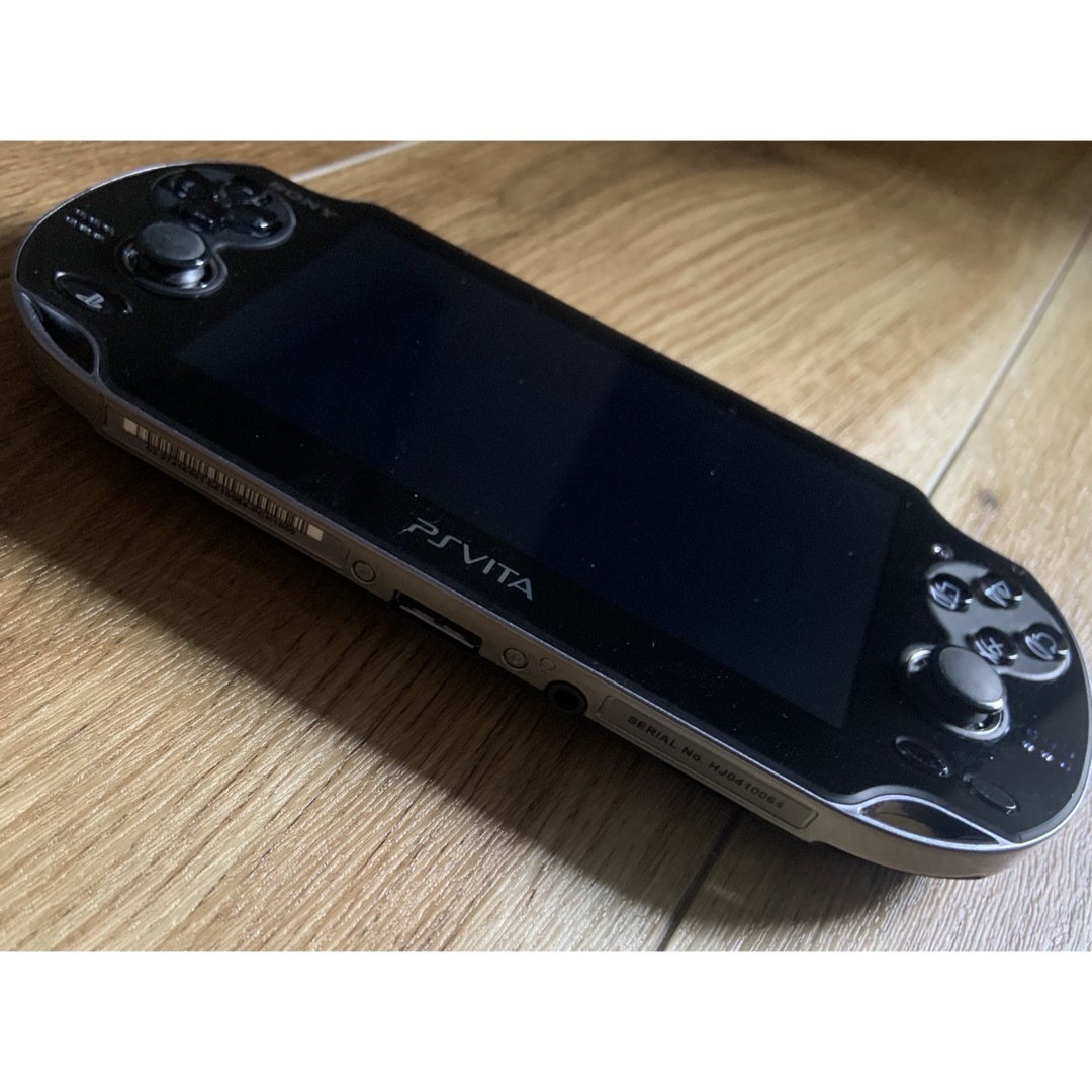 PlayStation Vita(プレイステーションヴィータ)のPS VITA本体《PCH-1000 》SDカード＋充電器・ケースおまけ付 エンタメ/ホビーのゲームソフト/ゲーム機本体(携帯用ゲーム機本体)の商品写真
