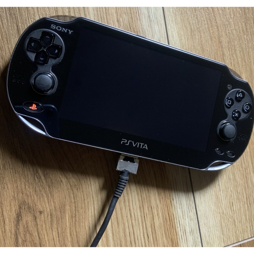 PlayStation Vita(プレイステーションヴィータ)のPS VITA本体《PCH-1000 》SDカード＋充電器・ケースおまけ付 エンタメ/ホビーのゲームソフト/ゲーム機本体(携帯用ゲーム機本体)の商品写真