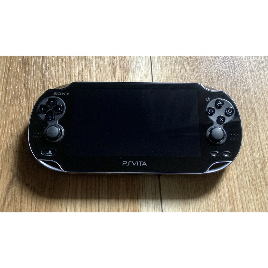 PlayStation Vita(プレイステーションヴィータ)のPS VITA本体《PCH-1000 》SDカード＋充電器・ケースおまけ付 エンタメ/ホビーのゲームソフト/ゲーム機本体(携帯用ゲーム機本体)の商品写真