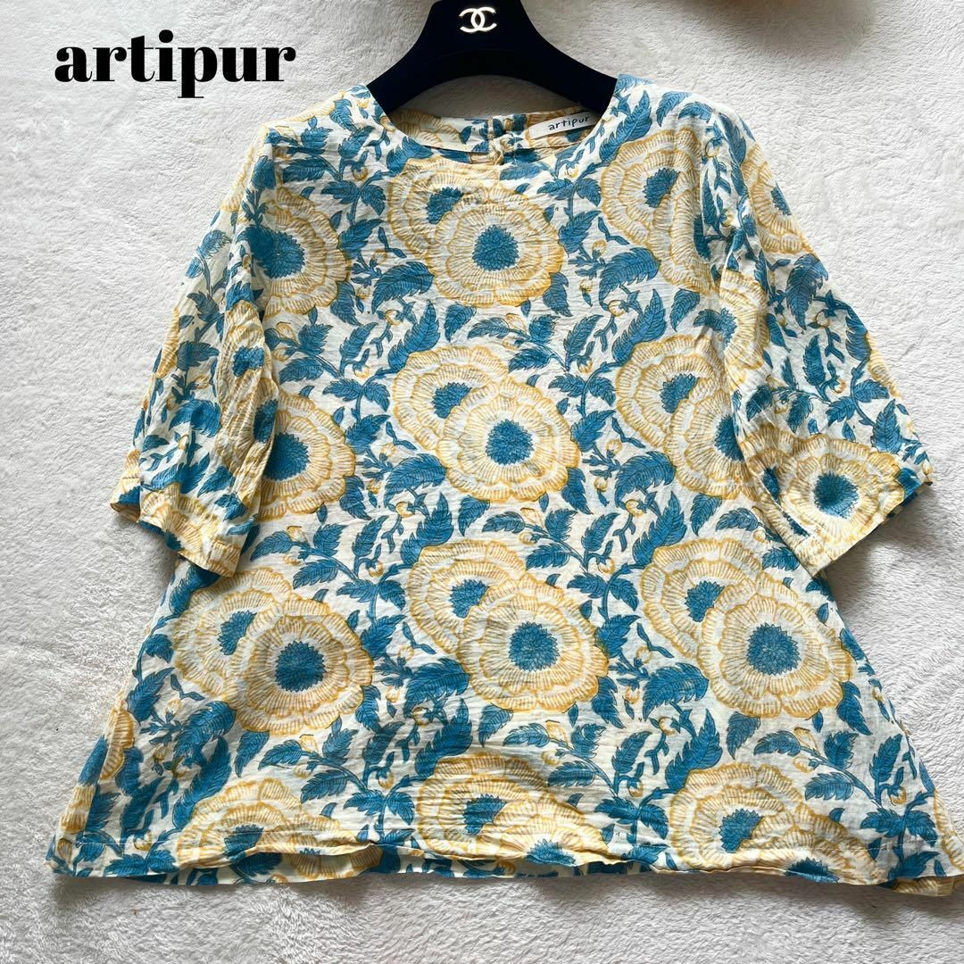 artipur アルティプール　総柄　フラワープリントTシャツ　半袖　花柄 レディースのトップス(シャツ/ブラウス(半袖/袖なし))の商品写真