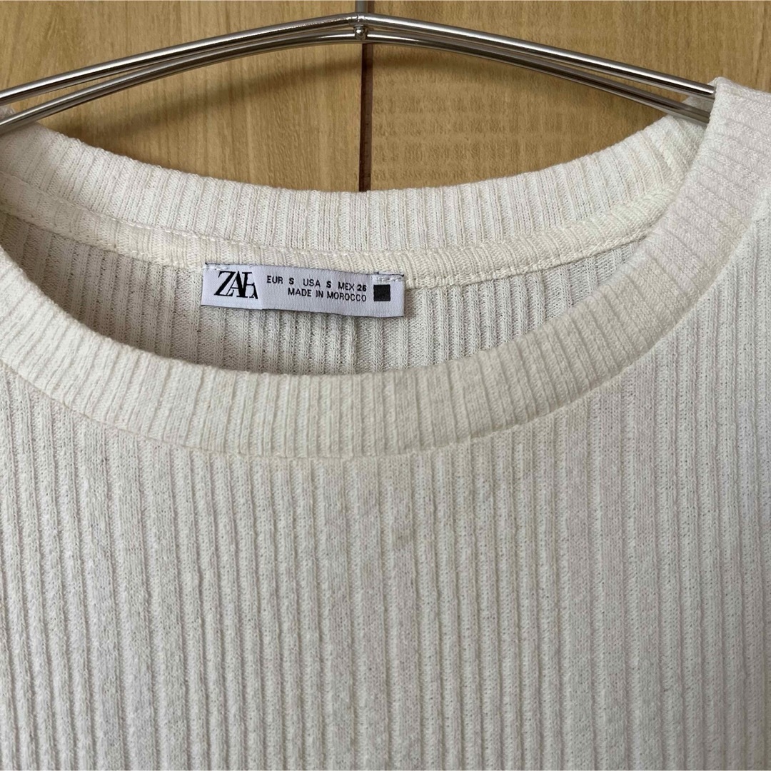 ZARA(ザラ)のZARA ザラ フリルリブトップス S ホワイト レディースのトップス(Tシャツ(半袖/袖なし))の商品写真