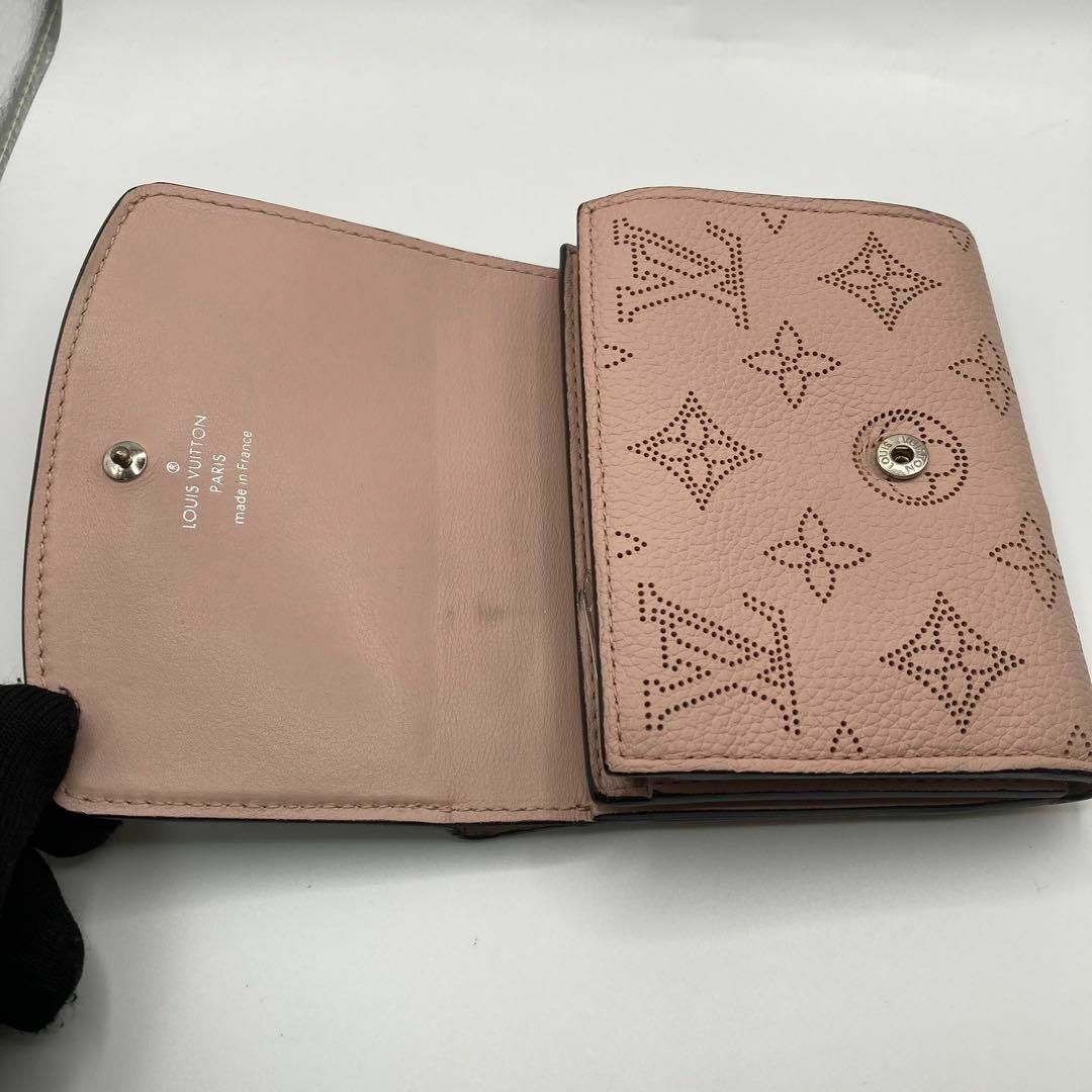 LOUIS VUITTON(ルイヴィトン)の美品！ヴィトン　マヒナ　イリス　コンパクト　マグノリア　折り財布　M62541 レディースのファッション小物(財布)の商品写真