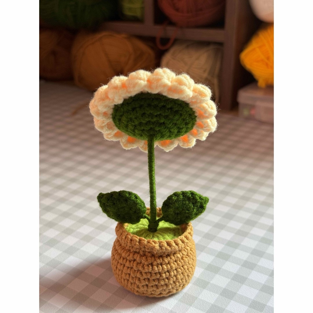 ハンドメイド　あみぐるみ　ひまわりの鉢植え ハンドメイドのぬいぐるみ/人形(あみぐるみ)の商品写真