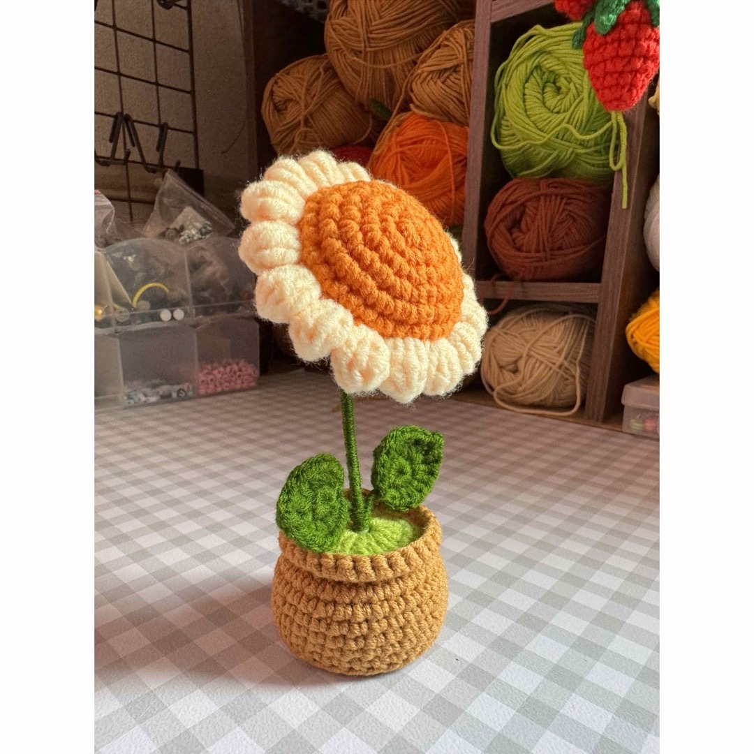 ハンドメイド　あみぐるみ　ひまわりの鉢植え ハンドメイドのぬいぐるみ/人形(あみぐるみ)の商品写真