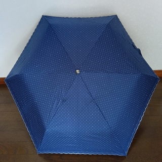 ビバユー(VIVAYOU)のビバユー VIVAYOU 晴雨兼用 折り畳み傘 ネイビー×白 水玉模様 美品(傘)