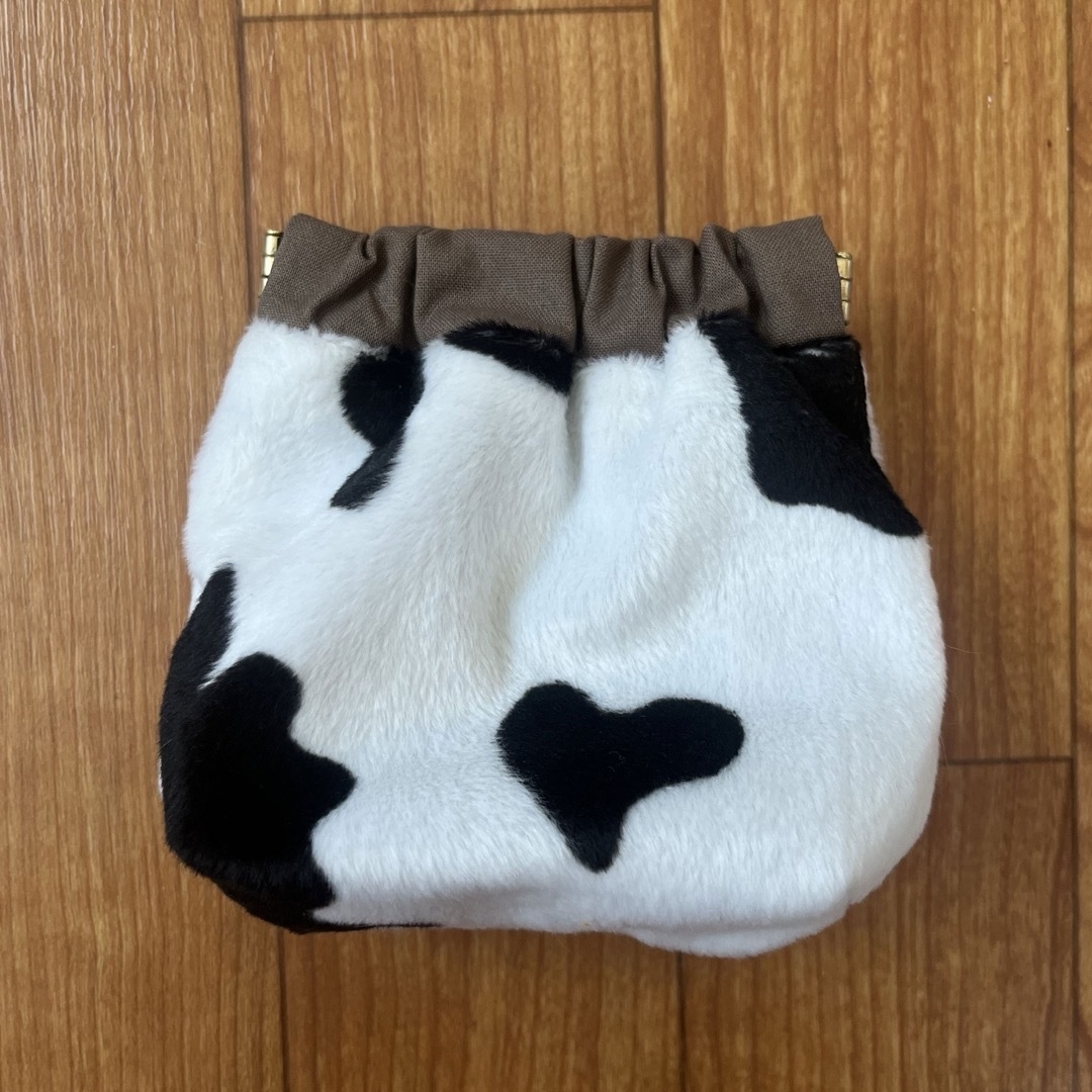 牛柄バネ口ポーチ ハンドメイドのファッション小物(ポーチ)の商品写真