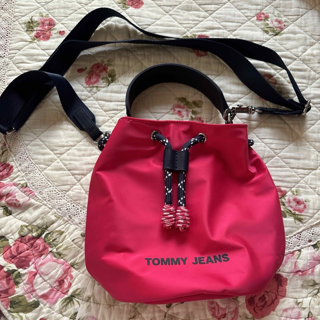 TOMMY JEANS(トミージーンズ)の【新品】TOMMY JEANS ミニバケツバック レディースのバッグ(ショルダーバッグ)の商品写真