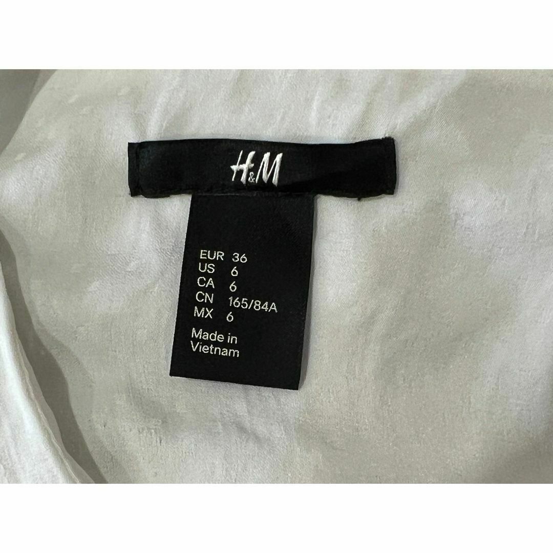H&M(エイチアンドエム)のH&M シャツブラウス　ホワイト　ノースリーブ　トップス レディースのトップス(シャツ/ブラウス(半袖/袖なし))の商品写真