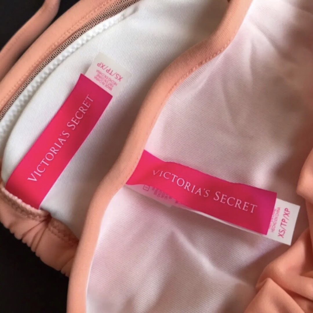 Victoria's Secret(ヴィクトリアズシークレット)のレア 新品 水着 ヴィクトリアシークレット コーラル XS レディースの水着/浴衣(水着)の商品写真