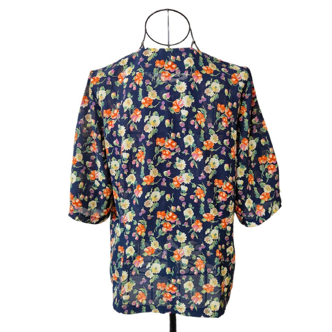 〈F001〉レトロ ヴィンテージ 日本製 ノーカラーブラウス 半袖 花柄 紺 レディースのトップス(シャツ/ブラウス(半袖/袖なし))の商品写真