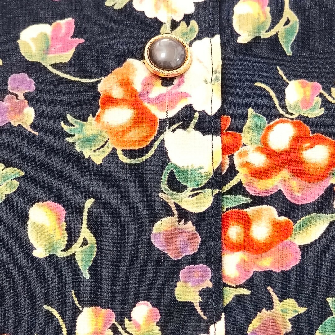 〈F001〉レトロ ヴィンテージ 日本製 ノーカラーブラウス 半袖 花柄 紺 レディースのトップス(シャツ/ブラウス(半袖/袖なし))の商品写真