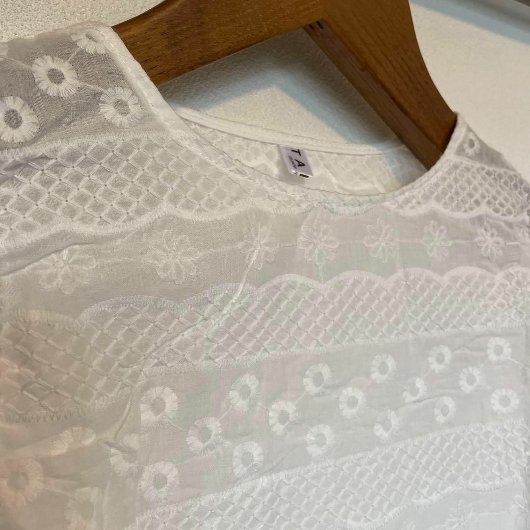パフスリーブ シャツ 花柄 刺繍 五分袖 ブラウス お出かけ 白 レディースのトップス(Tシャツ(半袖/袖なし))の商品写真