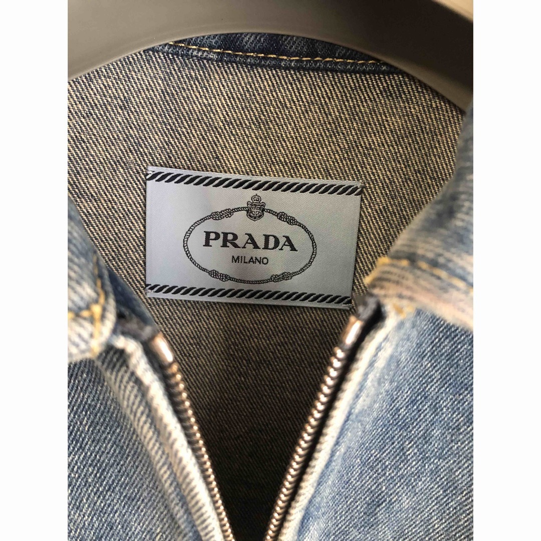 PRADA(プラダ)のPRADA デニムジャケット　TWICEサナ着用（色違い） レディースのジャケット/アウター(Gジャン/デニムジャケット)の商品写真