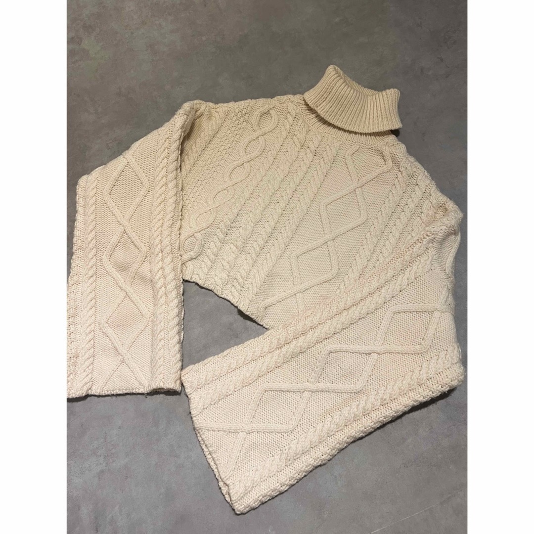 ELIN(エリン)のELIN×STUDIOUS 別注 cable cropped knit レディースのトップス(ニット/セーター)の商品写真