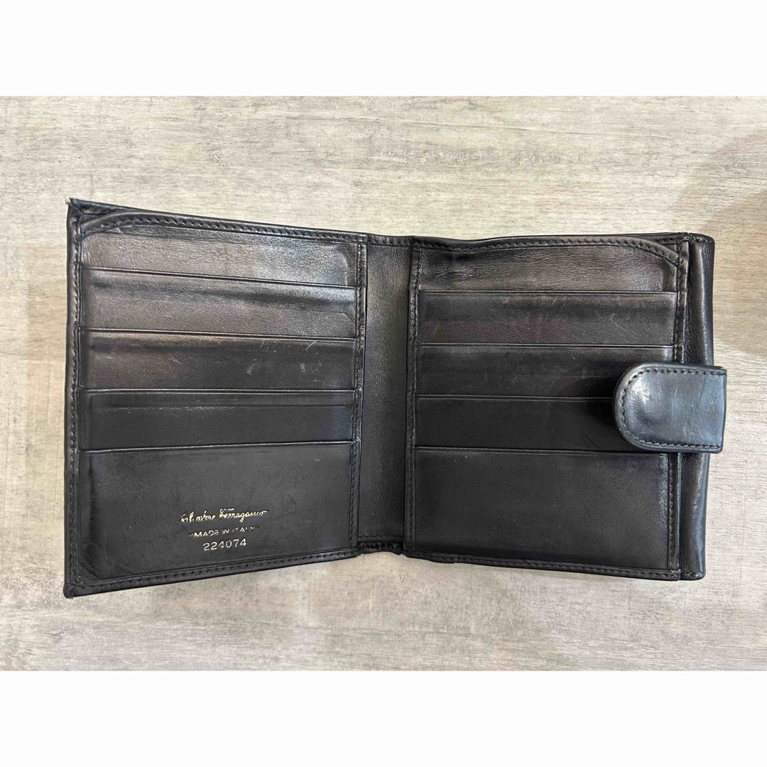 Salvatore Ferragamo(サルヴァトーレフェラガモ)のフェラガモ　二つ折り　財布 レディースのファッション小物(財布)の商品写真