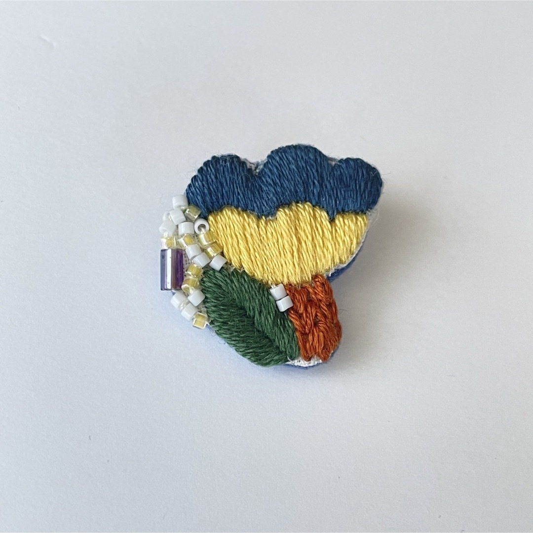 刺繍ブローチ　ミニ ハンドメイドのアクセサリー(コサージュ/ブローチ)の商品写真