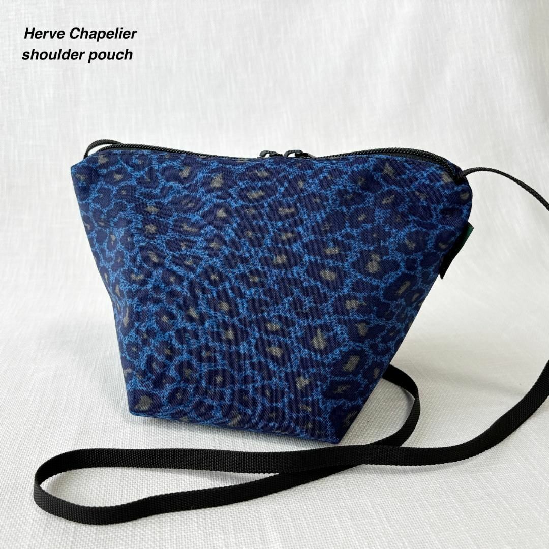 Herve Chapelier(エルベシャプリエ)の極美品 エルベシャプリエ レオパード ショルダーポーチ パンサー ブルー 上品 レディースのバッグ(ショルダーバッグ)の商品写真