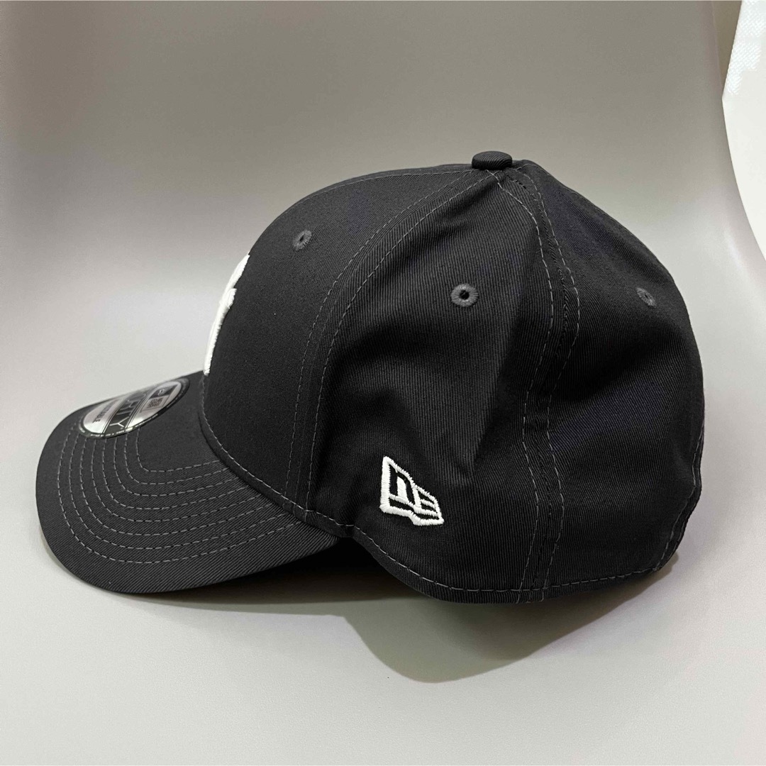 NEW ERA(ニューエラー)の新春入荷　ニューエラ　キャップ　NYヤンキース　チャコールグレー×ホワイト メンズの帽子(キャップ)の商品写真