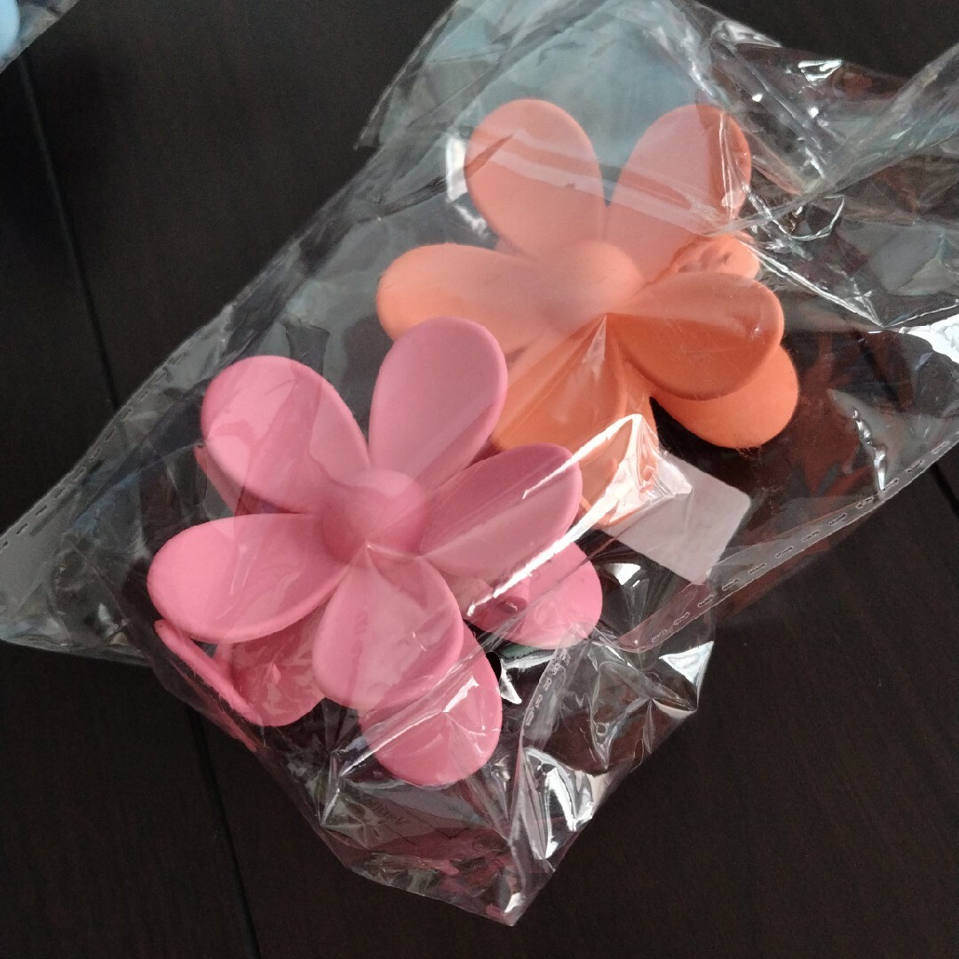 お花クリップ☆ レディースのヘアアクセサリー(バレッタ/ヘアクリップ)の商品写真