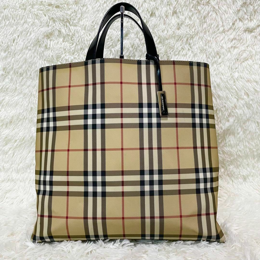 BURBERRY(バーバリー)のバーバリー　トートバッグ　自立型　ノバチェック　大容量　チャーム　ノートPC レディースのバッグ(トートバッグ)の商品写真