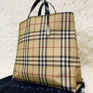 BURBERRY - バーバリー　トートバッグ　自立型　ノバチェック　大容量　チャーム　ノートPC