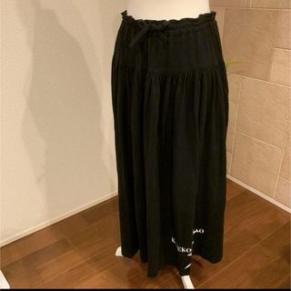 カネコイサオ(KANEKO ISAO)のカネコイサオ　綿ローン　黒スカート(ロングスカート)